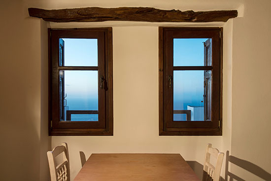 Le finestre nella sala da pranzo e la vista sul mare