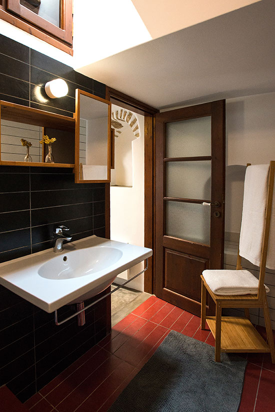 Bathroom of alosanthos in Folegandros