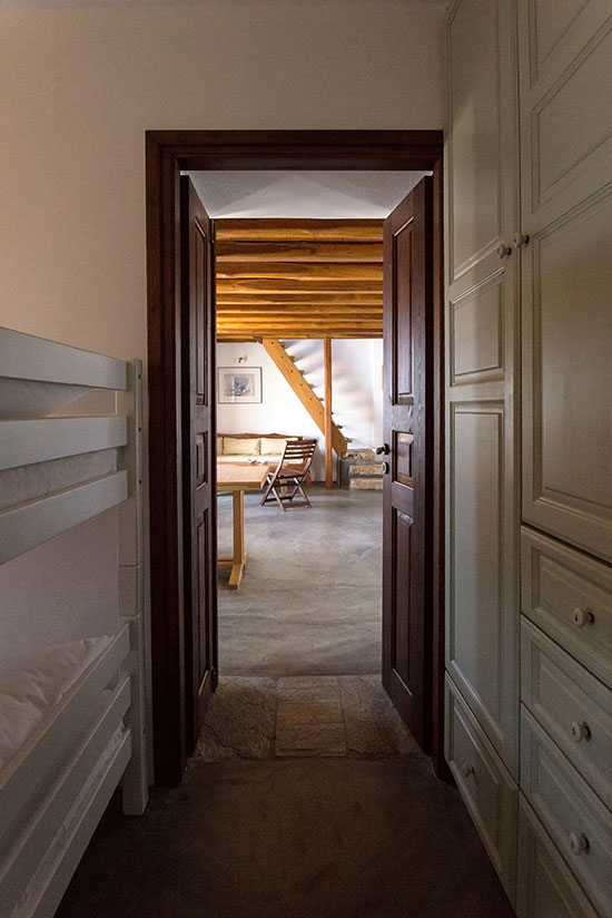 Wooden door of the alosanthos bedroom