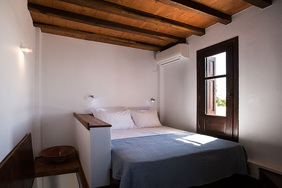 Camera da letto con letto matrimoniale in alosanthos a Folegandros