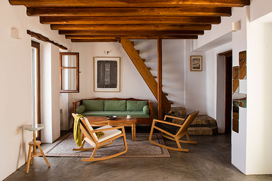Salon de la maison Alosanthos avec un canapé et des fauteuils