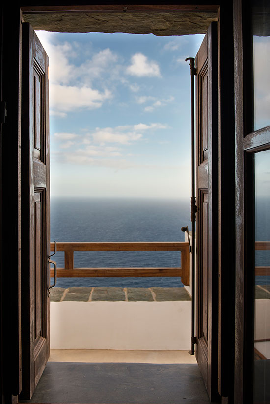 Room with a view of the sea in Folegandros